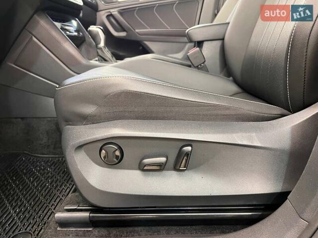 Сірий Фольксваген Тігуан, об'ємом двигуна 2 л та пробігом 18 тис. км за 26800 $, фото 27 на Automoto.ua
