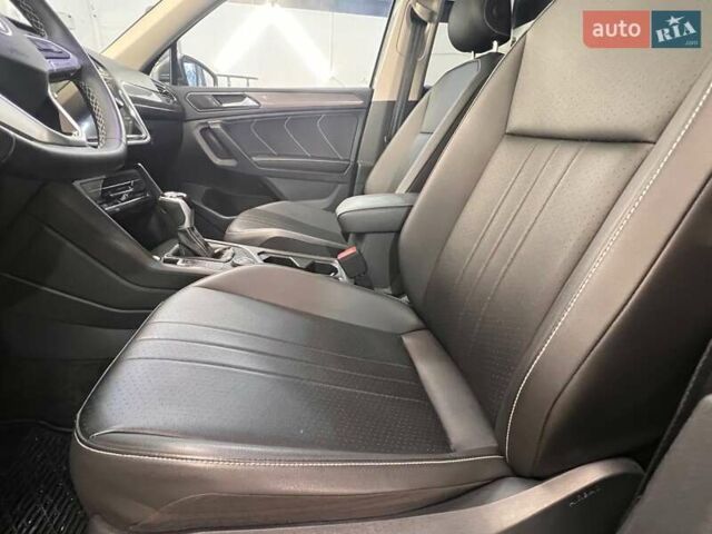 Сірий Фольксваген Тігуан, об'ємом двигуна 2 л та пробігом 18 тис. км за 26800 $, фото 28 на Automoto.ua