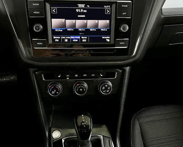 Серый Фольксваген Тигуан, объемом двигателя 2 л и пробегом 14 тыс. км за 23900 $, фото 15 на Automoto.ua