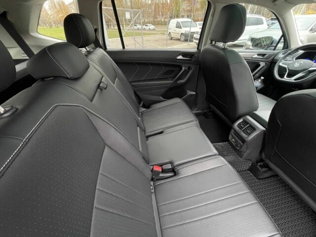 Сірий Фольксваген Тігуан, об'ємом двигуна 2 л та пробігом 27 тис. км за 25600 $, фото 22 на Automoto.ua