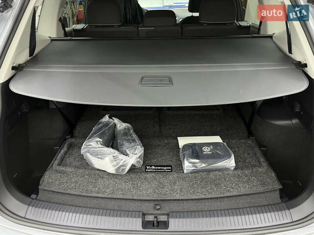 Серый Фольксваген Тигуан, объемом двигателя 2 л и пробегом 14 тыс. км за 23900 $, фото 27 на Automoto.ua