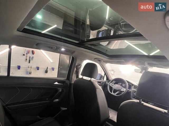 Сірий Фольксваген Тігуан, об'ємом двигуна 2 л та пробігом 18 тис. км за 26800 $, фото 40 на Automoto.ua