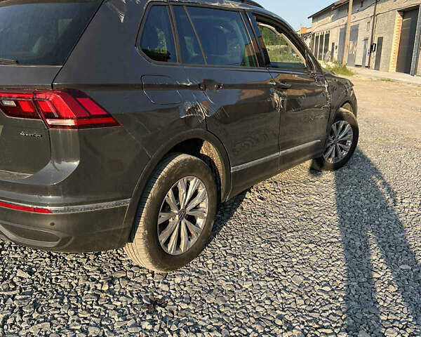 Серый Фольксваген Тигуан, объемом двигателя 1.97 л и пробегом 22 тыс. км за 18500 $, фото 3 на Automoto.ua