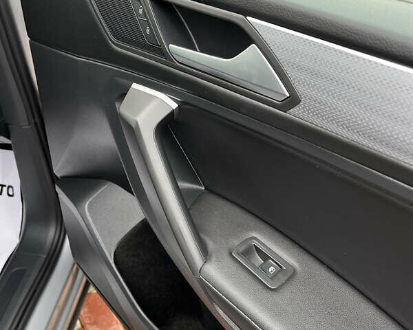 Сірий Фольксваген Тігуан, об'ємом двигуна 2 л та пробігом 14 тис. км за 22999 $, фото 23 на Automoto.ua