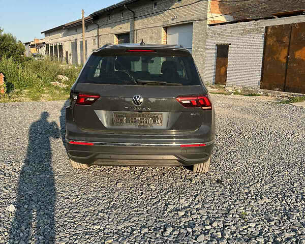 Серый Фольксваген Тигуан, объемом двигателя 1.97 л и пробегом 22 тыс. км за 18500 $, фото 2 на Automoto.ua