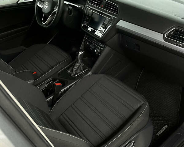 Серый Фольксваген Тигуан, объемом двигателя 2 л и пробегом 14 тыс. км за 23900 $, фото 7 на Automoto.ua