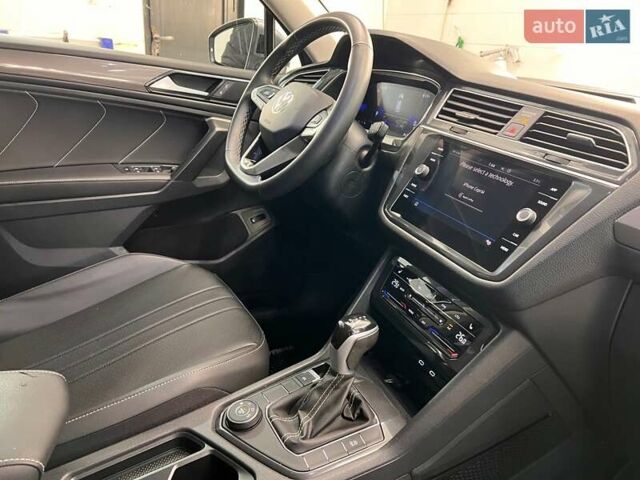 Сірий Фольксваген Тігуан, об'ємом двигуна 2 л та пробігом 18 тис. км за 26800 $, фото 38 на Automoto.ua