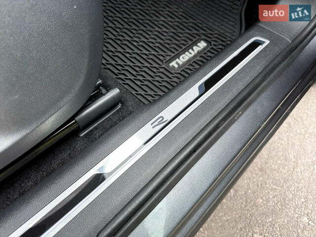 Серый Фольксваген Тигуан, объемом двигателя 2 л и пробегом 18 тыс. км за 28998 $, фото 16 на Automoto.ua