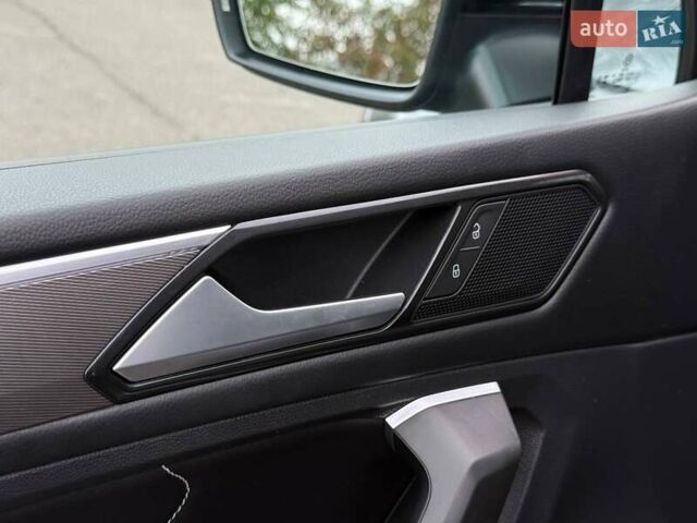 Сірий Фольксваген Тігуан, об'ємом двигуна 2 л та пробігом 2 тис. км за 31500 $, фото 44 на Automoto.ua