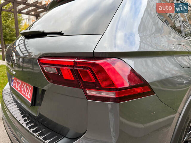 Серый Фольксваген Тигуан, объемом двигателя 2 л и пробегом 18 тыс. км за 28998 $, фото 30 на Automoto.ua