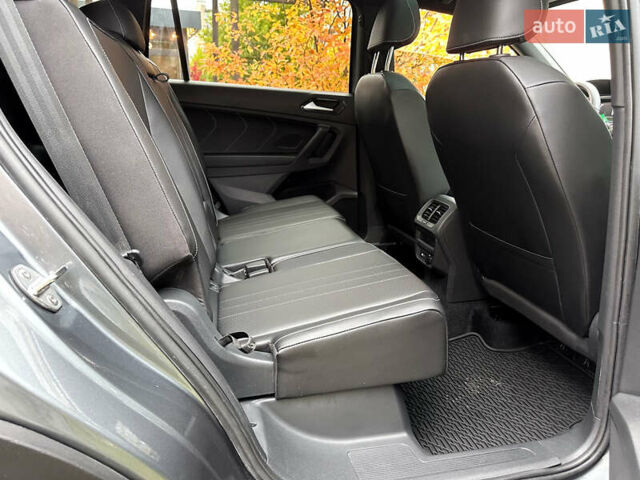 Серый Фольксваген Тигуан, объемом двигателя 2 л и пробегом 18 тыс. км за 28998 $, фото 56 на Automoto.ua