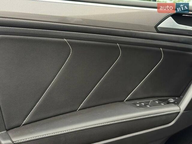 Сірий Фольксваген Тігуан, об'ємом двигуна 2 л та пробігом 2 тис. км за 31500 $, фото 46 на Automoto.ua