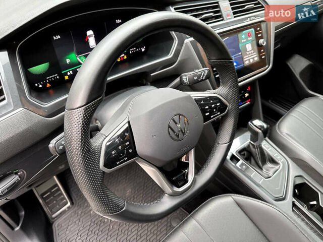 Серый Фольксваген Тигуан, объемом двигателя 2 л и пробегом 18 тыс. км за 28998 $, фото 60 на Automoto.ua