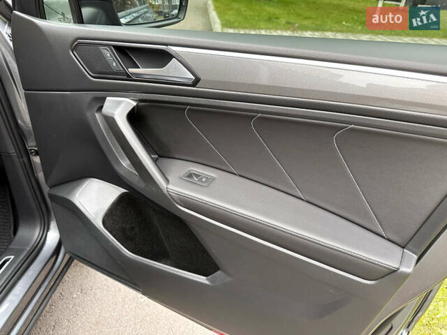 Серый Фольксваген Тигуан, объемом двигателя 2 л и пробегом 18 тыс. км за 28998 $, фото 57 на Automoto.ua