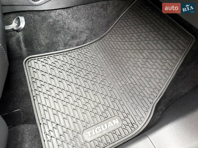 Серый Фольксваген Тигуан, объемом двигателя 2 л и пробегом 18 тыс. км за 28998 $, фото 14 на Automoto.ua