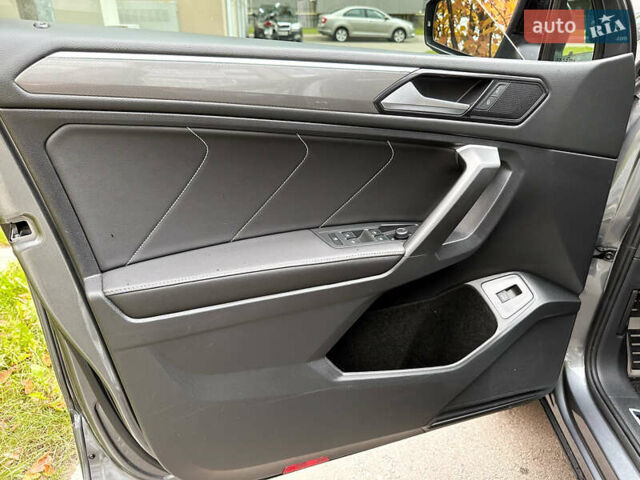 Серый Фольксваген Тигуан, объемом двигателя 2 л и пробегом 18 тыс. км за 28998 $, фото 68 на Automoto.ua