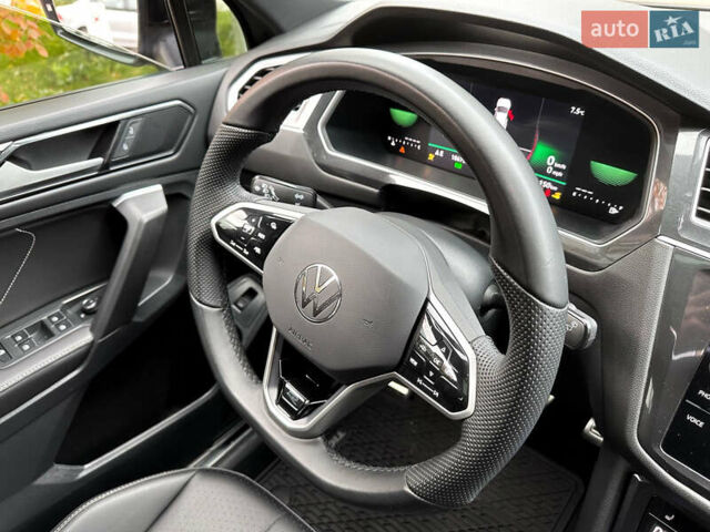 Серый Фольксваген Тигуан, объемом двигателя 2 л и пробегом 18 тыс. км за 28998 $, фото 3 на Automoto.ua