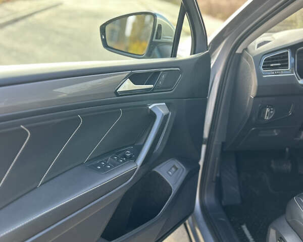 Сірий Фольксваген Тігуан, об'ємом двигуна 1.98 л та пробігом 23 тис. км за 27800 $, фото 6 на Automoto.ua