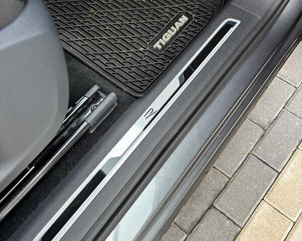 Серый Фольксваген Тигуан, объемом двигателя 2 л и пробегом 17 тыс. км за 30000 $, фото 16 на Automoto.ua