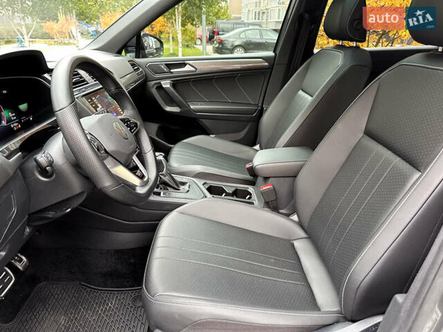 Серый Фольксваген Тигуан, объемом двигателя 2 л и пробегом 18 тыс. км за 28998 $, фото 66 на Automoto.ua