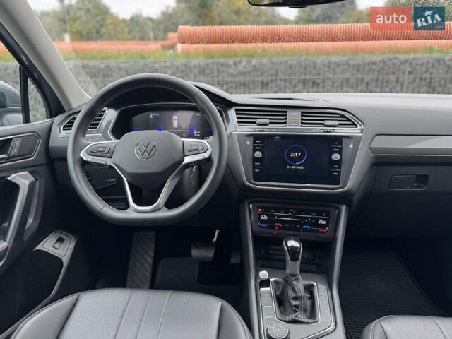 Серый Фольксваген Тигуан, объемом двигателя 2 л и пробегом 36 тыс. км за 28900 $, фото 48 на Automoto.ua