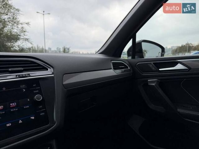 Сірий Фольксваген Тігуан, об'ємом двигуна 2 л та пробігом 2 тис. км за 31500 $, фото 80 на Automoto.ua