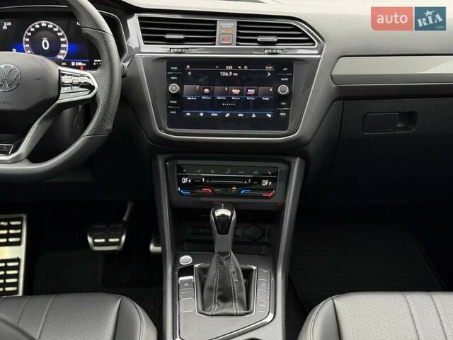 Сірий Фольксваген Тігуан, об'ємом двигуна 2 л та пробігом 2 тис. км за 31500 $, фото 61 на Automoto.ua