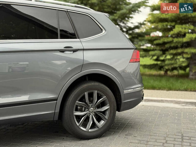 Серый Фольксваген Тигуан, объемом двигателя 2 л и пробегом 14 тыс. км за 27500 $, фото 4 на Automoto.ua