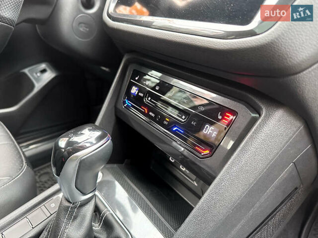 Серый Фольксваген Тигуан, объемом двигателя 2 л и пробегом 18 тыс. км за 28998 $, фото 42 на Automoto.ua