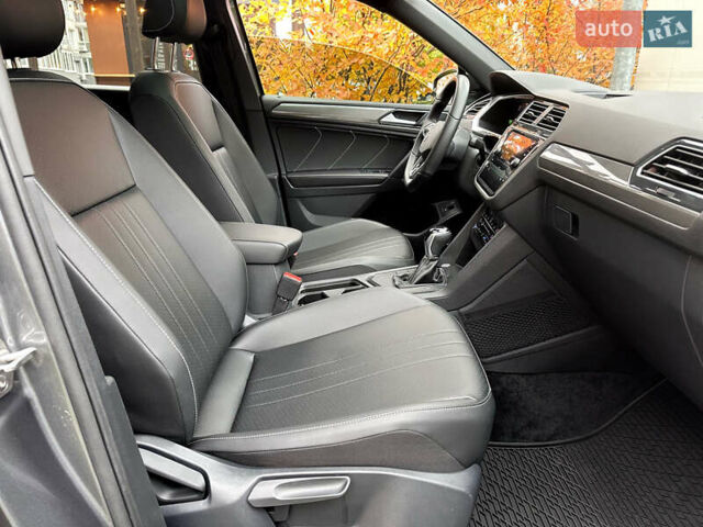 Серый Фольксваген Тигуан, объемом двигателя 2 л и пробегом 18 тыс. км за 28998 $, фото 58 на Automoto.ua