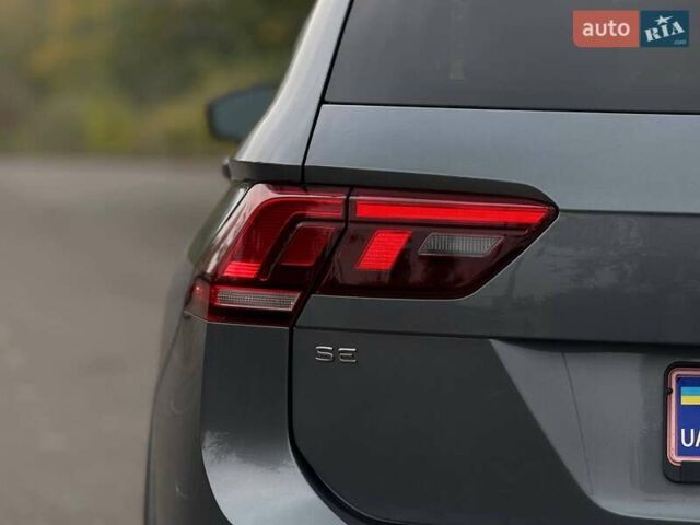 Сірий Фольксваген Тігуан, об'ємом двигуна 2 л та пробігом 2 тис. км за 31500 $, фото 27 на Automoto.ua