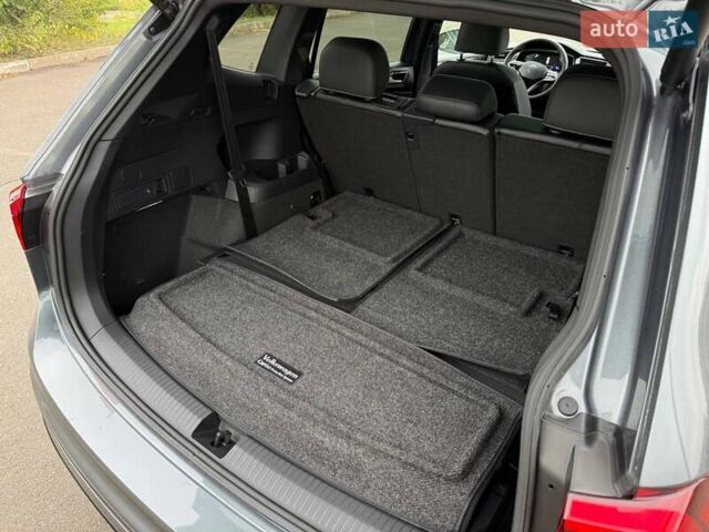 Сірий Фольксваген Тігуан, об'ємом двигуна 2 л та пробігом 2 тис. км за 31500 $, фото 39 на Automoto.ua