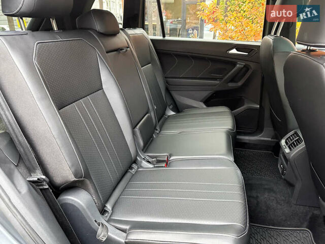 Серый Фольксваген Тигуан, объемом двигателя 2 л и пробегом 18 тыс. км за 28998 $, фото 59 на Automoto.ua