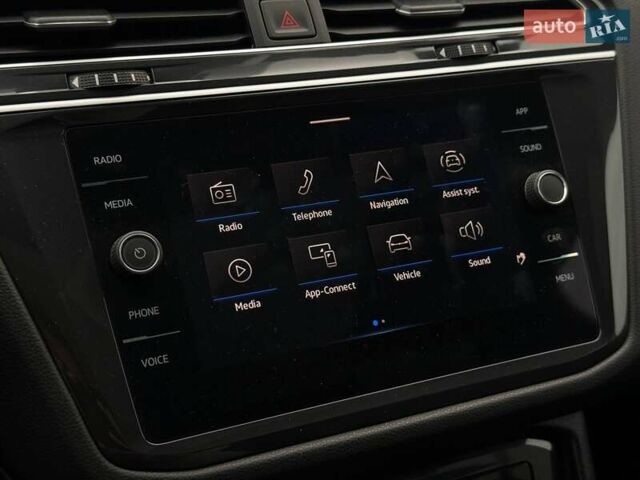 Сірий Фольксваген Тігуан, об'ємом двигуна 2 л та пробігом 2 тис. км за 31500 $, фото 72 на Automoto.ua