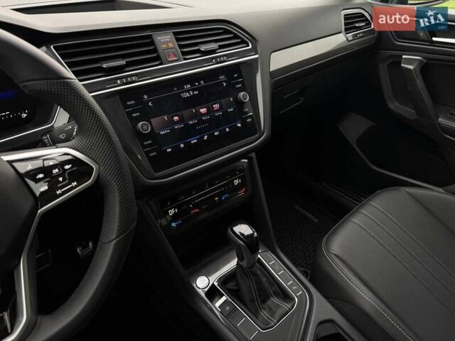 Сірий Фольксваген Тігуан, об'ємом двигуна 2 л та пробігом 2 тис. км за 31500 $, фото 69 на Automoto.ua