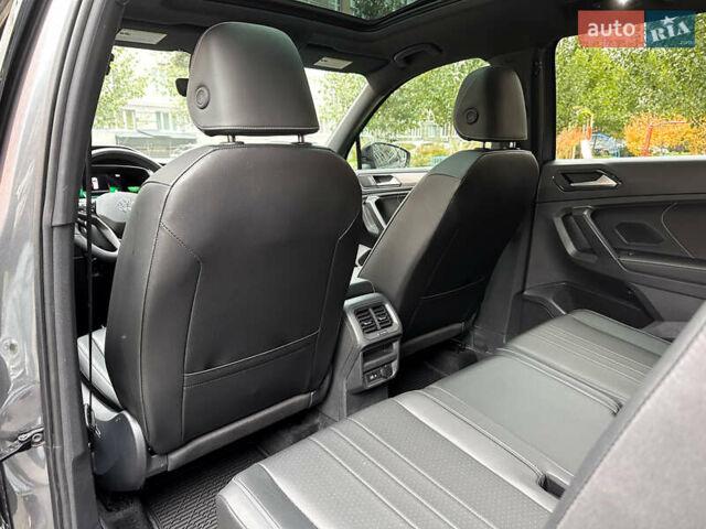 Серый Фольксваген Тигуан, объемом двигателя 2 л и пробегом 18 тыс. км за 28998 $, фото 54 на Automoto.ua