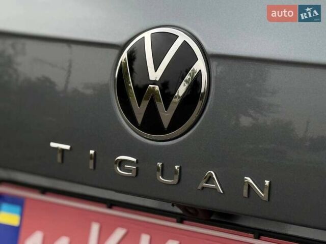 Сірий Фольксваген Тігуан, об'ємом двигуна 2 л та пробігом 2 тис. км за 31500 $, фото 29 на Automoto.ua