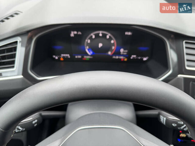 Серый Фольксваген Тигуан, объемом двигателя 2 л и пробегом 36 тыс. км за 28900 $, фото 56 на Automoto.ua