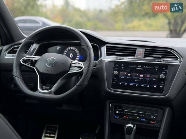 Сірий Фольксваген Тігуан, об'ємом двигуна 2 л та пробігом 2 тис. км за 31500 $, фото 60 на Automoto.ua