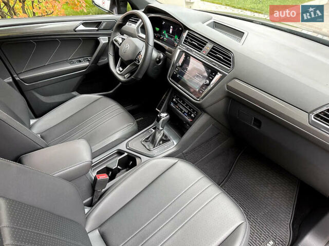 Серый Фольксваген Тигуан, объемом двигателя 2 л и пробегом 18 тыс. км за 28998 $, фото 2 на Automoto.ua