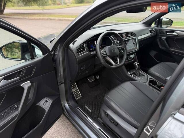 Сірий Фольксваген Тігуан, об'ємом двигуна 2 л та пробігом 2 тис. км за 31500 $, фото 47 на Automoto.ua