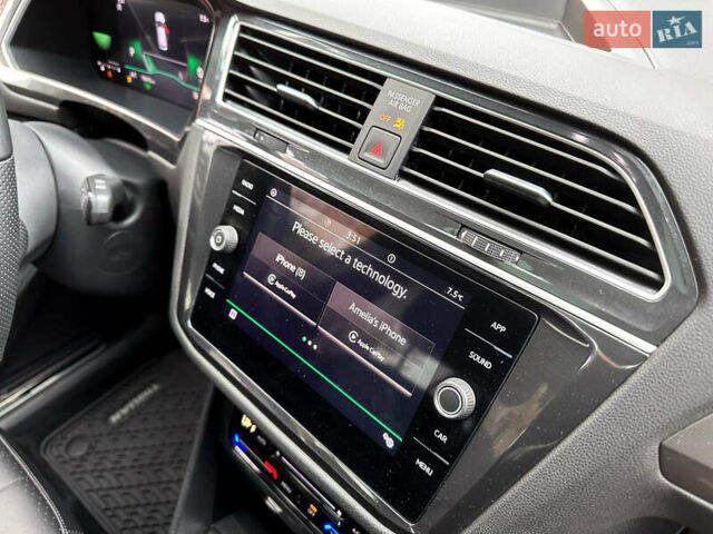 Серый Фольксваген Тигуан, объемом двигателя 2 л и пробегом 18 тыс. км за 28998 $, фото 44 на Automoto.ua