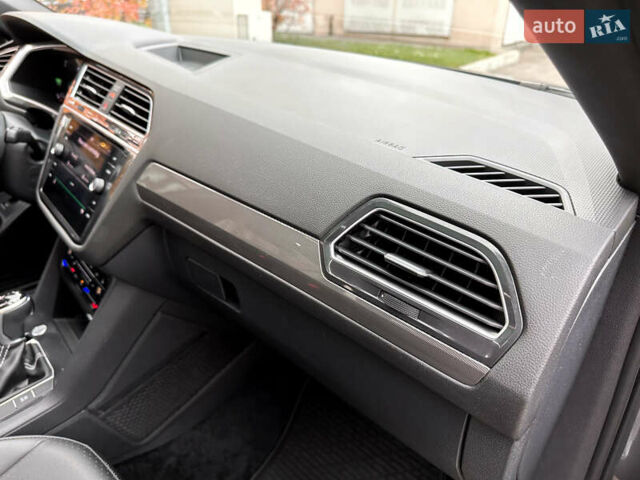 Серый Фольксваген Тигуан, объемом двигателя 2 л и пробегом 18 тыс. км за 28998 $, фото 13 на Automoto.ua