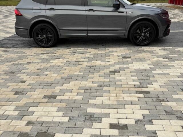 Серый Фольксваген Тигуан, объемом двигателя 2 л и пробегом 17 тыс. км за 30000 $, фото 2 на Automoto.ua