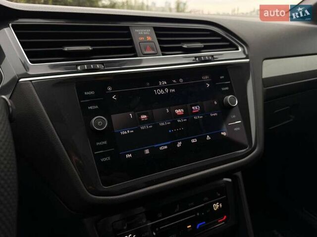 Сірий Фольксваген Тігуан, об'ємом двигуна 2 л та пробігом 2 тис. км за 31500 $, фото 70 на Automoto.ua