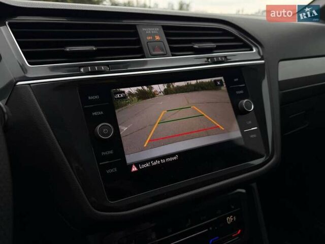 Сірий Фольксваген Тігуан, об'ємом двигуна 2 л та пробігом 2 тис. км за 31500 $, фото 71 на Automoto.ua