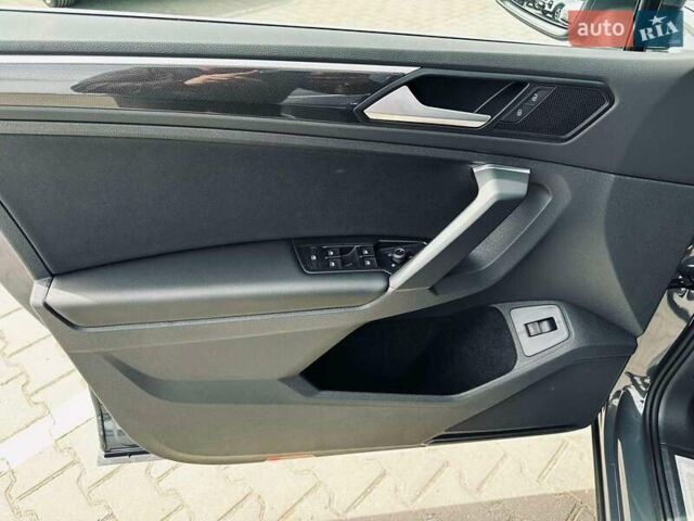 Серый Фольксваген Тигуан, объемом двигателя 1.98 л и пробегом 9 тыс. км за 40000 $, фото 3 на Automoto.ua