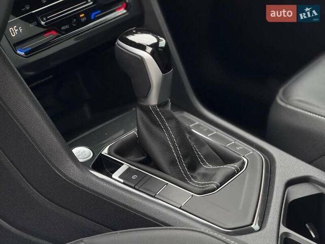 Сірий Фольксваген Тігуан, об'ємом двигуна 2 л та пробігом 2 тис. км за 31500 $, фото 54 на Automoto.ua