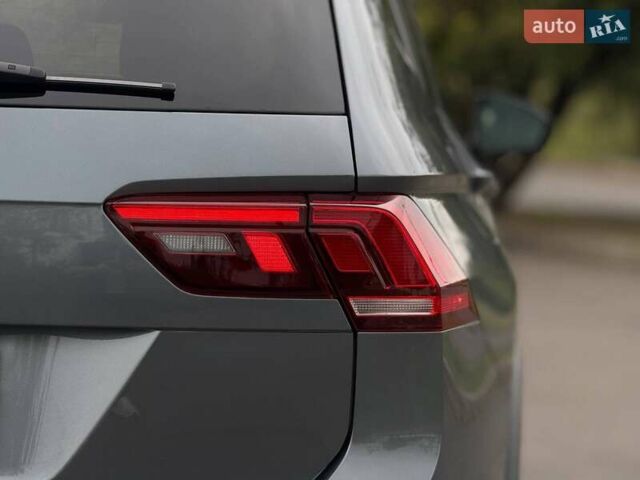 Сірий Фольксваген Тігуан, об'ємом двигуна 2 л та пробігом 2 тис. км за 31500 $, фото 28 на Automoto.ua