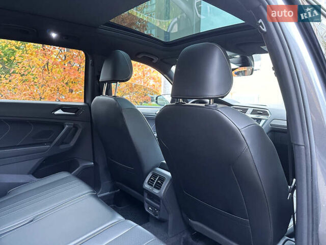 Серый Фольксваген Тигуан, объемом двигателя 2 л и пробегом 18 тыс. км за 28998 $, фото 52 на Automoto.ua